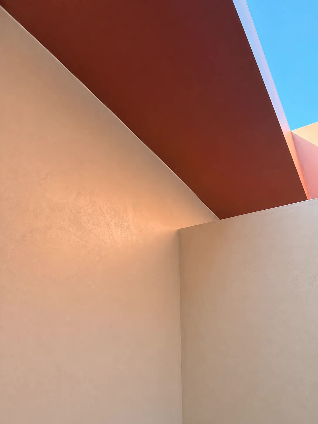 Finished skylight wall in a pale mineral finish